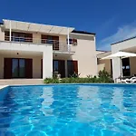 Dora In Istria Kids Friendly With Private Pool And Playground For 10 Persons * Svetvinčenat